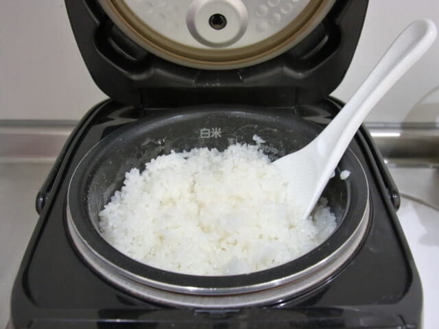 炊いた米をほぐしている画像です。