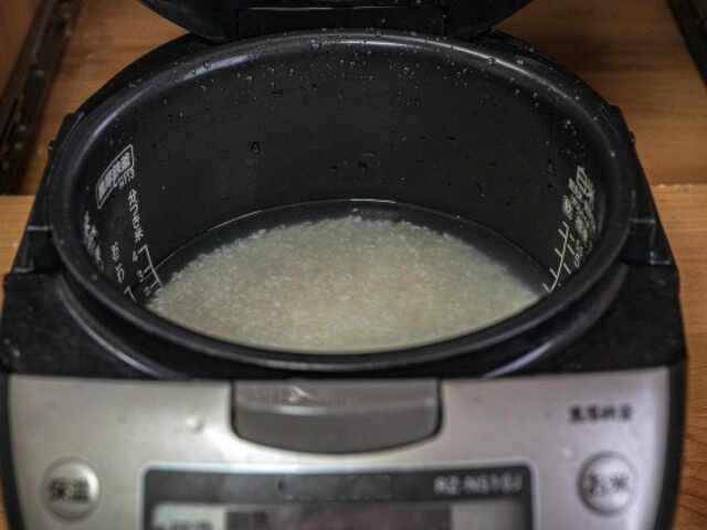 米を炊いている画像です。