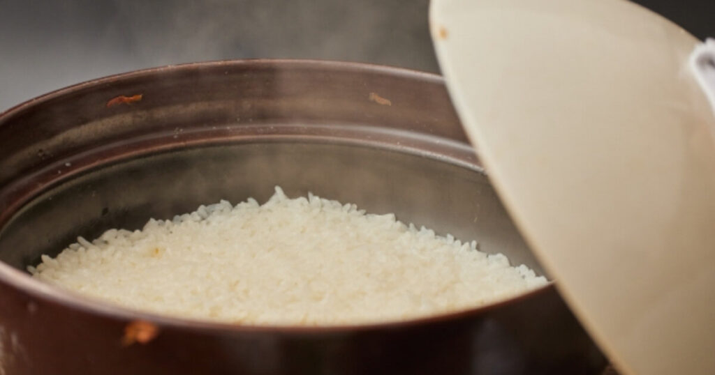 鍋で米を炊いている画像です。