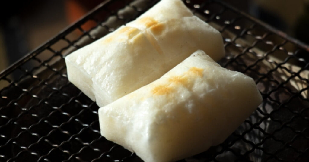 焼いた美味しそうなお餅の画像です。